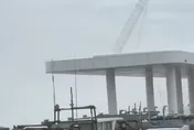 影/富岡漁港掀恐怖巨浪　大型吊車慘遭吞噬沉沒海中