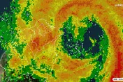 薔琵16級強風猛衝東北角！中心離岸不到50公里　「眼牆強風豪雨區」已觸陸