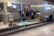 擋不住16級狂風！　汐止知名火鍋大門慘遭風壓「炸裂粉碎」
