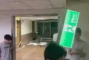 影/直擊文化大學慘烈災情！12級風撞爆玻璃門、撕裂天花板