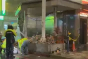 薔琵狂風肆虐！基隆城隍廟旁地下道「磚牆倒塌」　驚悚畫面曝