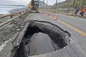 影/花蓮台11線「路基遭掏空」！恐怖天坑連害2車爆胎