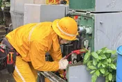 影/薔琵搗蛋！台中12區仍有4012戶大停電　台電冒雨搶修