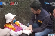 南港勘災遇志工阿姨低血壓癱坐！ 蔣萬安暖心握手陪伴親上擔架