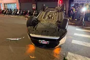影/闖紅燈結果痛到自己！土城女運將違規「慘遭撞翻」