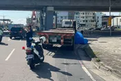 悚！仁武拖板車右轉碰撞　59歲女騎士遭捲入輪下當場死亡