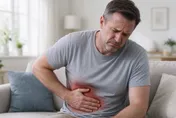 40多歲男「右上腹悶痛」查不出原因！醫聽診揪出肺癌