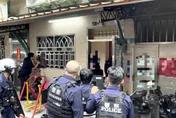 蘆洲30多歲男突失控揮刀！警急開2槍示警　男自刃傷腿
