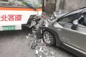 影/金瓜石狹路相逢閃不過！客運、轎車對撞　駕駛送醫