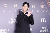 金鐘61/周渝民全黑西裝登紅毯帥炸　對鏡頭眨眼比心電暈全場
