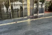 影/北院又遭攻擊！狂男對正門牌匾潑糞、污物桶砸進大廳