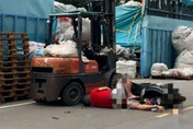 影/慎入！桃園元智大學後門騎士高速衝撞堆高機　斷肢狂冒血