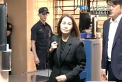 影/高金素梅「國安監聽14年」助理費案首度出庭！一身黑微笑不語