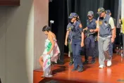 8員警緊跟戒護　高雄議員候選人「舉牌姊」抽籤又脫了