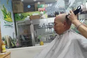 超過1分鐘就不及格！韓國瑜理髮照曝光　陳學聖：30年來首次看到