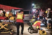 救不回！屏東重大事故「廂型車高速撞毀1死7傷」