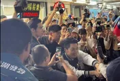 蔣萬安夜市掃街人潮炸裂！游淑慧直擊驚人一幕：手都快拉脫臼了