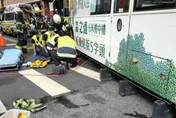 影/新北恐怖行人地獄！阿嬤過馬路「慘遭公車捲車底」