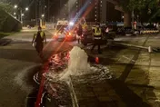 影/板橋轎車撞斷燈桿、消防栓馬路變噴泉　駕駛毒駕釀禍