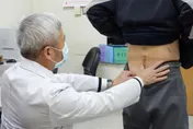腳踩地像針扎、站都站不穩！六旬翁腰椎術後痛2年揪出囊腫