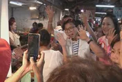 直擊！蔣萬安突掛病號　妻子石舫亘代打掃街