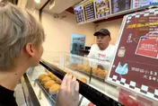 逢甲夜市店家稱「菠蘿包、凍檸茶源自台灣」　港網友怒刷1星