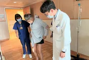 6旬水電師傅雙膝退化成O型腿　分兩次換關節找回行動力