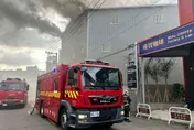 台中西屯鐵皮廠房倉庫火警　濃煙狂竄刺鼻惡臭飄散