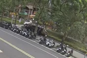 影/新北三峽工程吊車施工不慎翻覆　所幸無人受傷