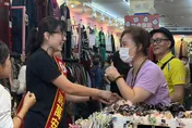 石舫亘代蔣萬安首度掃街拜票　謝寒冰：有賢內助大加分