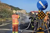 影/台2線金山段火燒車！駕駛急跳車逃生　整輛燒成廢鐵