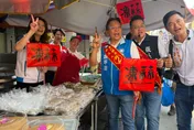 反應熱烈！鄭麗文陪魏平政掃街　婆媽嗨喊「比電視上還漂亮」