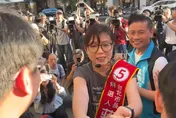 上午市場拜票不慎釀推擠　石舫亘下午親向記者握手致意