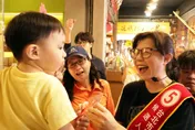蔣萬安辯論會大贏沈伯洋　石舫亘「深綠」大同區迪化街掃街人氣爆棚