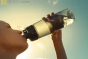 三餐養生不吃鹽！6旬婦突「虛弱、意識差」急送醫　竟是喝太多水釀禍