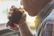 看人吃東西就反胃！他竟罹怪病「17年來只能喝可樂」