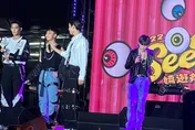 才宣布退團40天…「小孩」驚喜合體原子少年！首露面開唱「全程不發一語」
