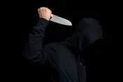影/男子涉嫌家暴遭警約談　「獲釋後1小時」亂刀砍死告狀的女友