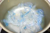 影/比大王具足蟲還狂！日男將劇毒「僧帽水母」下鍋燉湯　大讚：像扇貝高湯