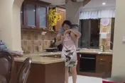 影/家裡燈泡壞掉卻找不到梯子　妻子直接「一肩扛起」丈夫...網大讚：娶對人了