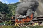 影/貴州風景區突發火災建物「陷入火海」　民眾為逃生從3樓「一躍而下」