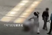 影/男子性侵15歲少女遭「私刑正義」當眾狠鞭　引兩派網友論戰