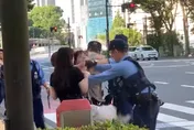 影/陸辣妹東京街頭「暴走踹警」飆罵三字經　網傳真相「阻癡漢撿屍」