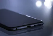 美國男駕車意外墜落百米懸崖「頭破血流」　靠著iPhone自動報警救回一命