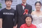 婚禮合照抓包新郎竟與「第三者」十指緊扣　新娘自嘲：我是局外人