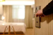 噁男夜闖飯店空房看謎片DIY　2女入住一開門！目睹「一柱擎天」崩潰