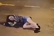 影/強颱蘇拉逼進香港！民眾外出慘遭強風吹倒　趴地滑行數公尺