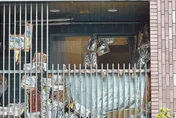 超噁！獨居婦堆雜物「蟑螂亂竄、尿味四溢」　住戶拉布條抗議批政府擺爛