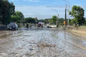 影/水終於退了！嘉義「永欽二號橋」遍地汙泥　受災居民開堆高機嚇：水曾淹到腰