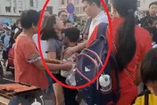 影/離婚夫妻校門口上演「扶養權搶奪戰」　孩子爆哭惹圍觀者心疼